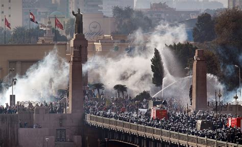 Den 2011 Egyptiska Revolutionen; En djupdykning i det arabiska vårens omvälvande effekter på Farao, den egyptiske författaren och aktivisten.